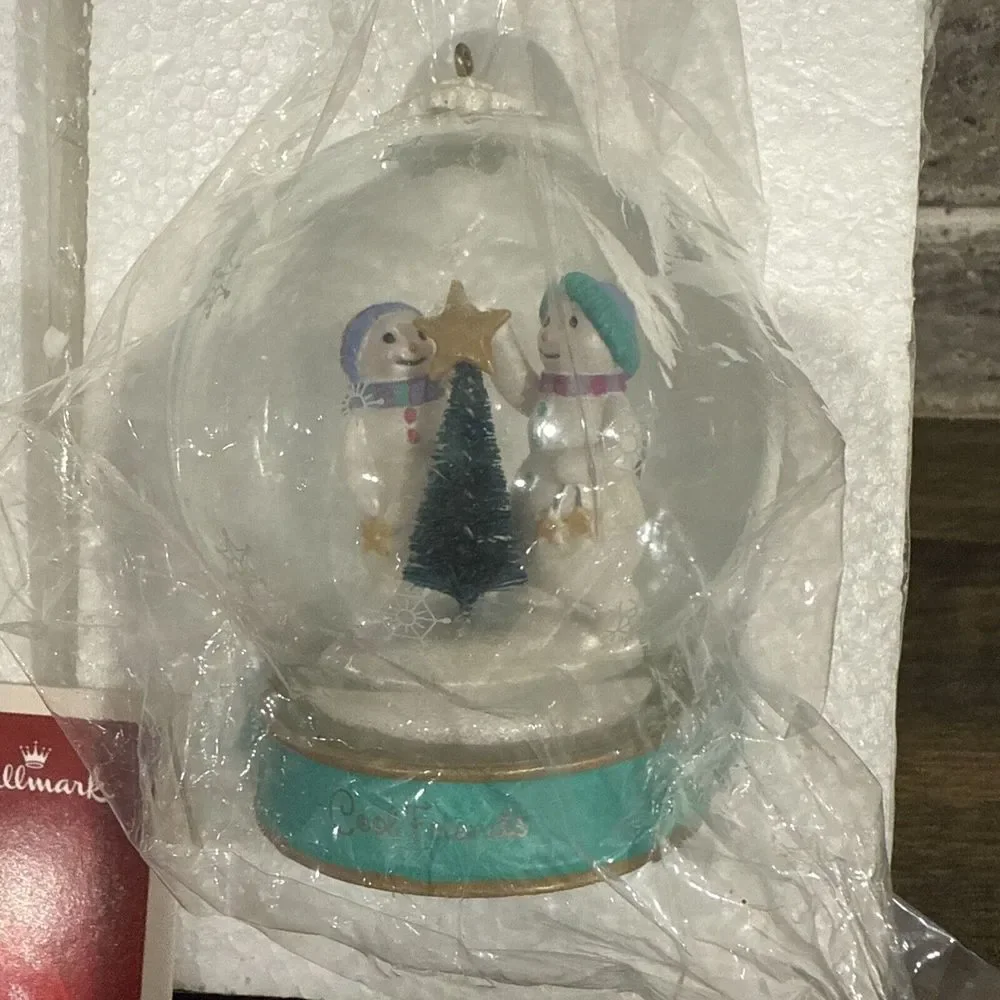 2002 Cool Friends - Hallmark Ornaments‎ - Smowmen in Snowglobe